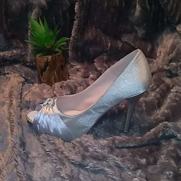 Silver fabric high heeled shoes - Picture 2 of 4